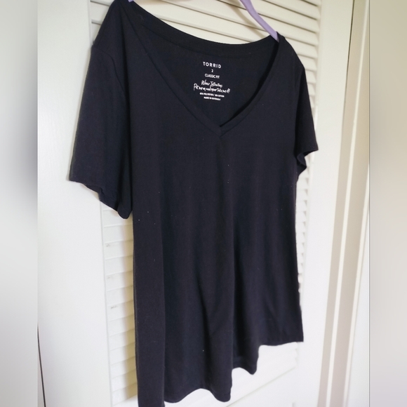 Torrid Classic Fit Black Short Sleeve V-Neck Tee Size 2x - Picture 1 of 3